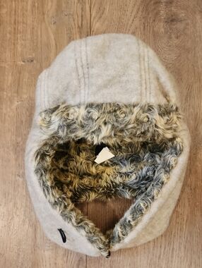Fjall Nordic Design Bison Hat Faux Fur Inner Wool Blend Outer Toggle Chin Close
